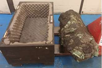 Esmeralda bruta de 137 kg ofertada no leilão da Receita Federal.