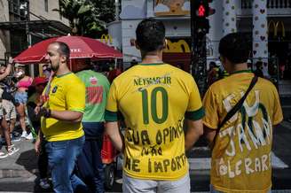 Participantes da Parada LGBT+ em São Paulo usam camisas da Seleção Brasileira, um deles riscou o nome de Neymar