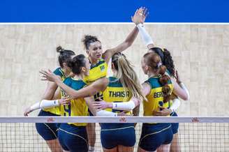 Seleção feminina de vôlei comemora ponto