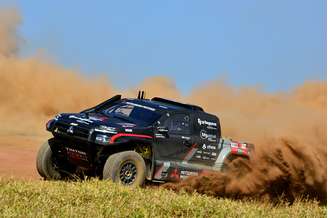 Mitsubishi Triton Ultimate Racing frente fazendo curva em pista de terra.jpg