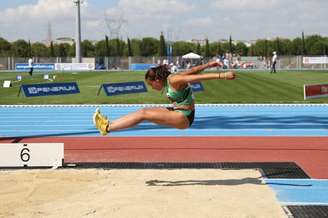 A atleta Carmen Ramos no salto em distância durante a Copa dos Clubes Campeões Europeus de Atletismo Juniores em 2015 em Istambul: atingir o ângulo ideal de lançamento com um impulso de uma só perna é impossível Evren Kalinbacak/Unlimphotos