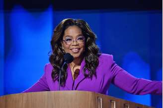 Oprah Winfrey discursa durante convenção do Partido Democrata em Chicago, nos EUA