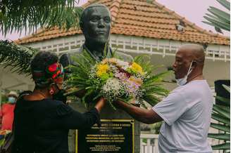 Admiradores colocam flores no busto de Teixeira e Souza, em Cabo Frio (RJ). Primeiro romance brasileiro exalta o negro.