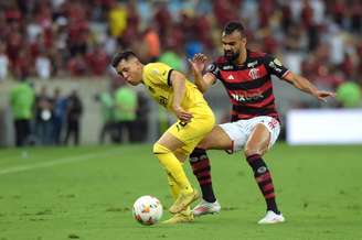 Fabrício Bruno em ação na partida entre Flamengo e Peñarol na ida das quartas de final da Libertadores no Maracanã 