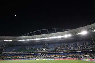 Torcida do Botafogo fazendo mosaico em noite de Libertadores