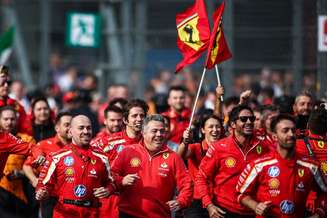 Corrida dos membros da Ferrari para o pódio. Uma cena comum nas ultimas etapas da F1