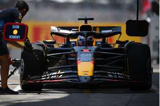 Max Verstappen nos boxes em Interlagos. Motor novo para poder manter a liderança