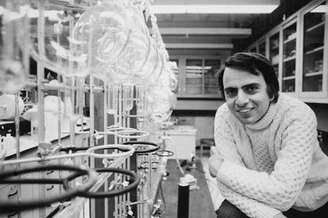 Carl Sagan em seu laboratório na Universidade de Cornell em 1974: ele também foi um cientista extraordinário, produzindo resultados e percepções descritos em mais de 600 artigos científicos, possibilitando o desenvolvimento de novas disciplinas e inspirando gerações de cientistas Santi Visalli, Inc./Archive Photos via Getty Images