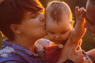 Beijar um recém-nascido pode ser perigoso; entenda os motivos