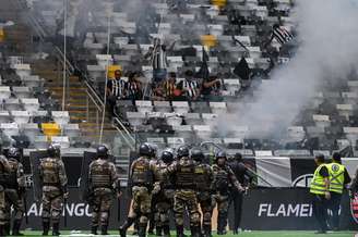 Policiais tentam conter confusão na torcida do Atlético-MG 