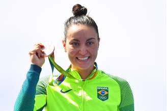 Poliana Okimoto recebe a medalha de bronze na maratona aquática feminina nos Jogos Olímpicos do Rio de Janeiro, em 2016