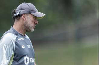 Gabriel Milito durante treinamento no CT do Galo.