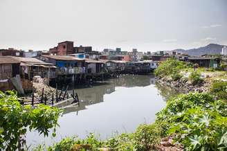 A favela do Bugre, em São Vicente, onde jovem foi morto por policiais militares, teve outras vítimas durante Operação Verão.