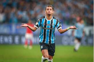 Meio-campista Bitello comemora gol sobre o Inter. 21/5/2023. FOTO: LUCAS UEBEL/GREMIO FBPA