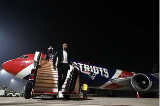 Jogadores do Botafogo desembarcam de avião do New England Patriots