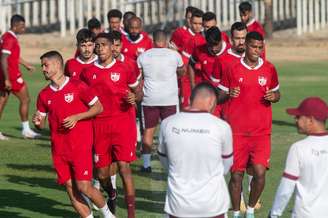 Elenco do CRB em treinamento. 