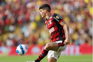 Ayrton Lucas atuando pelo Flamengo. 