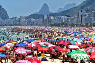 Movimento de banhistas na Praia de Copacabana, na zona sul do Rio de Janeiro, neste domingo, 19.