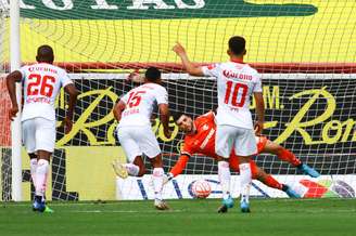 Tiago Volpí defende pênalti pelo Toluca. 