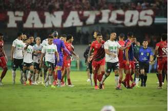 Jogadores de Coritiba e Athletico trocaram socos e pontapés. 