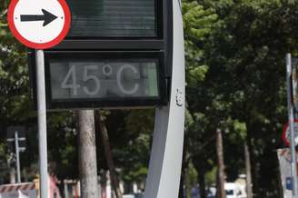 Termômetro de rua marca entre 45 e 46°C, na tarde desta segunda-feira (17), na rua Vergueiro, próximo à Estação Ana Rosa do Metrô, zona sul de São Paulo.