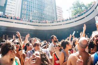 Blocos de rua tomam conta de São Paulo no pré-carnaval.