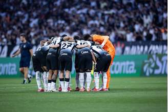 O duelo entre Corinthians e Barcelona-EQU, na Neo Química Arena, acontece às 21h30 (de Brasília).