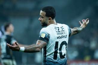 Memphis Depay em ação pelo Corinthians diante do Barcelona de Guayaquil