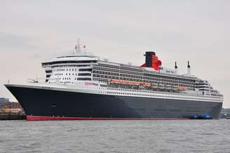 Navio Queen Mary 2, da Cunard Line, em Hamburgo, na Alemanha
