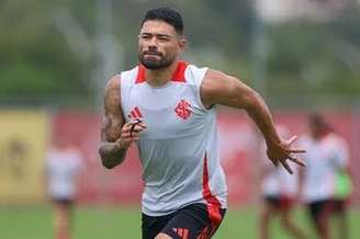 Ricardo Duarte/ Internacional - Legenda: Bruno Tabata treinou com o elenco do Inter no CT Parque Gigante