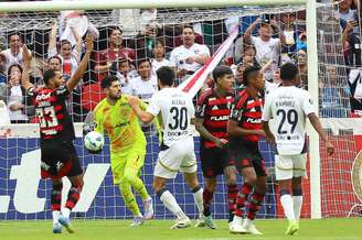 Rossi evita ataque de perigo da LDU. 