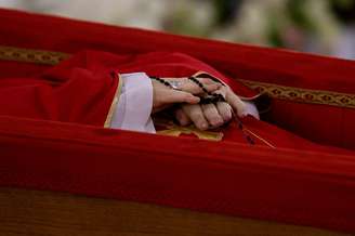 Rosário sobre o corpo do papa Francisco durante rito de declaração de sua morte na Capela de Santa Marta, no Vaticano