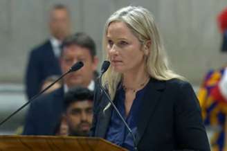 Brasileira lê oração durante missa de abertura de conclave