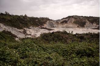 Vista geral da cratera do vulcão Solfatara, um dos quarenta vulcões que compõem os Campos Flegrei.