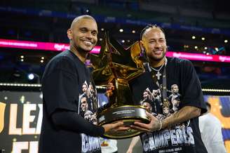 Neymar e Cris Guedes com troféu da Kings League