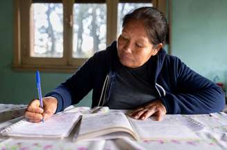 Assim como entre os sem deficiência, o índice de analfabetismo entre pessoas com deficiência cresce à medida que a faixa etária aumenta