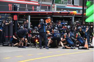 Red Bull ensaiando paradas de pneus em Monaco. Qualquer falha pode ser fatal