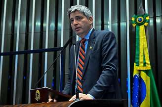 O senador Carlos Portinho (PL-RJ), relator do projeto sobre propaganda de bets