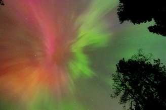 Uma erupção solar começou a chegar à Terra na manhã desse domingo, 1º, provocando auroras boreais (ou austrais) no seu céu.