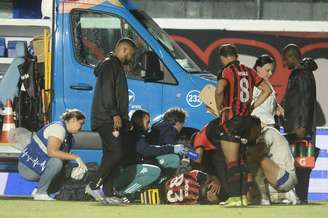Jamerson recebe atendimento médico no gramado