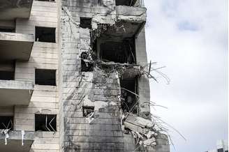 Prédio em Israel fica parcialmente destruído após ataques do Irã