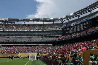 Telão no estádio de Nova Jersey exibe mensagem explicando a paralisação do jogo entre Palmeiras e Al Ahly por alerta de tempestade
