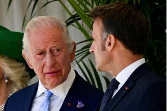 Príncipe Charles apareceu com olho vermelho em encontro com Macron