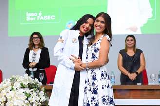 Sara Almeida Feitosa ao lado da mãe, Shirley de Almeida
