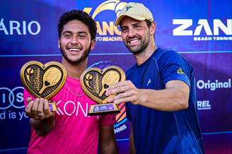 Richard de rosa e Christian de azul / 