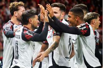 Jogadores do Flamengo comemoram gol contra o Internacional