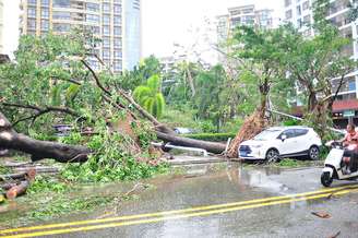 Rua coberta de galhos e folhas de árvores caídas, enquanto o Tufão Kajiki traz ventos fortes e chuva torrencial em 25 de agosto de 2025 em Sanya, província de Hainan, na China.