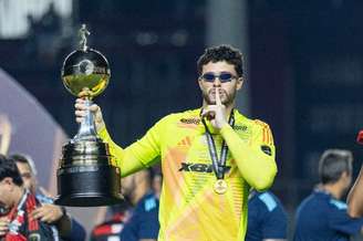 Lucas Furtado com o troféu da Libertadores Sub-20 –