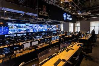 Sala de comando do Smart Sampa, que reúne imagens captadas e gravadas por milhares de câmeras espalhadas pela cidade.