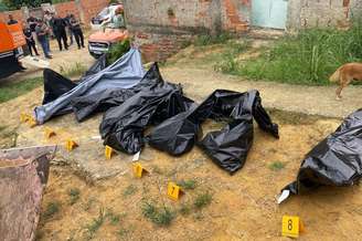 Prefeitura de Belford Roxo e polícias militar e civil localizam cemitério clandestino na Vila Pauline, em julho de 2025.